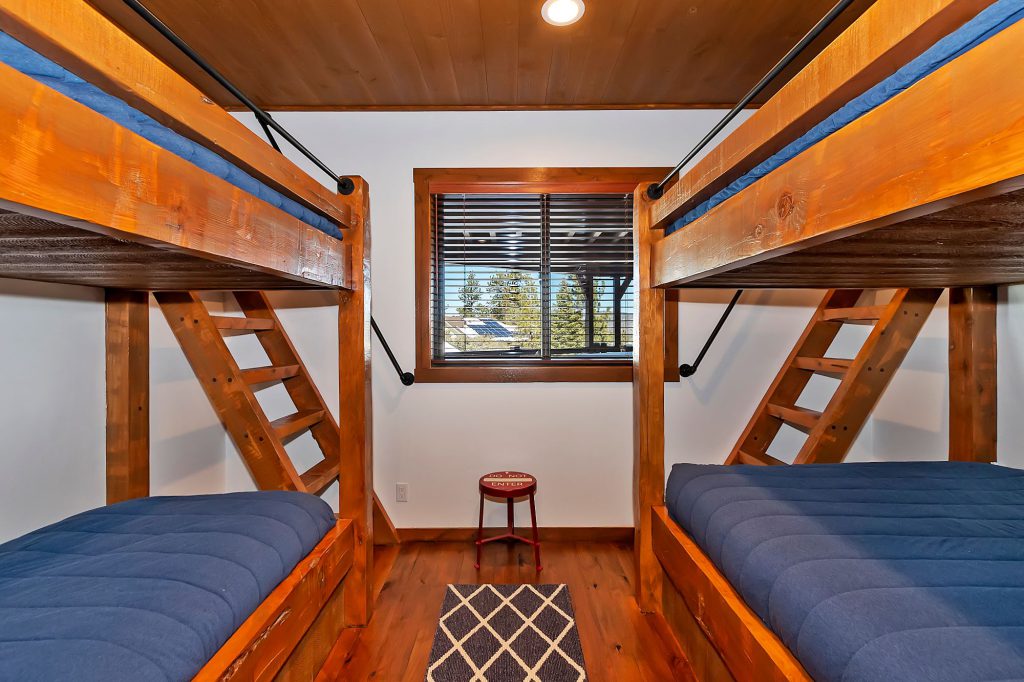 Fit your kids and their friends in this bunk bedroom