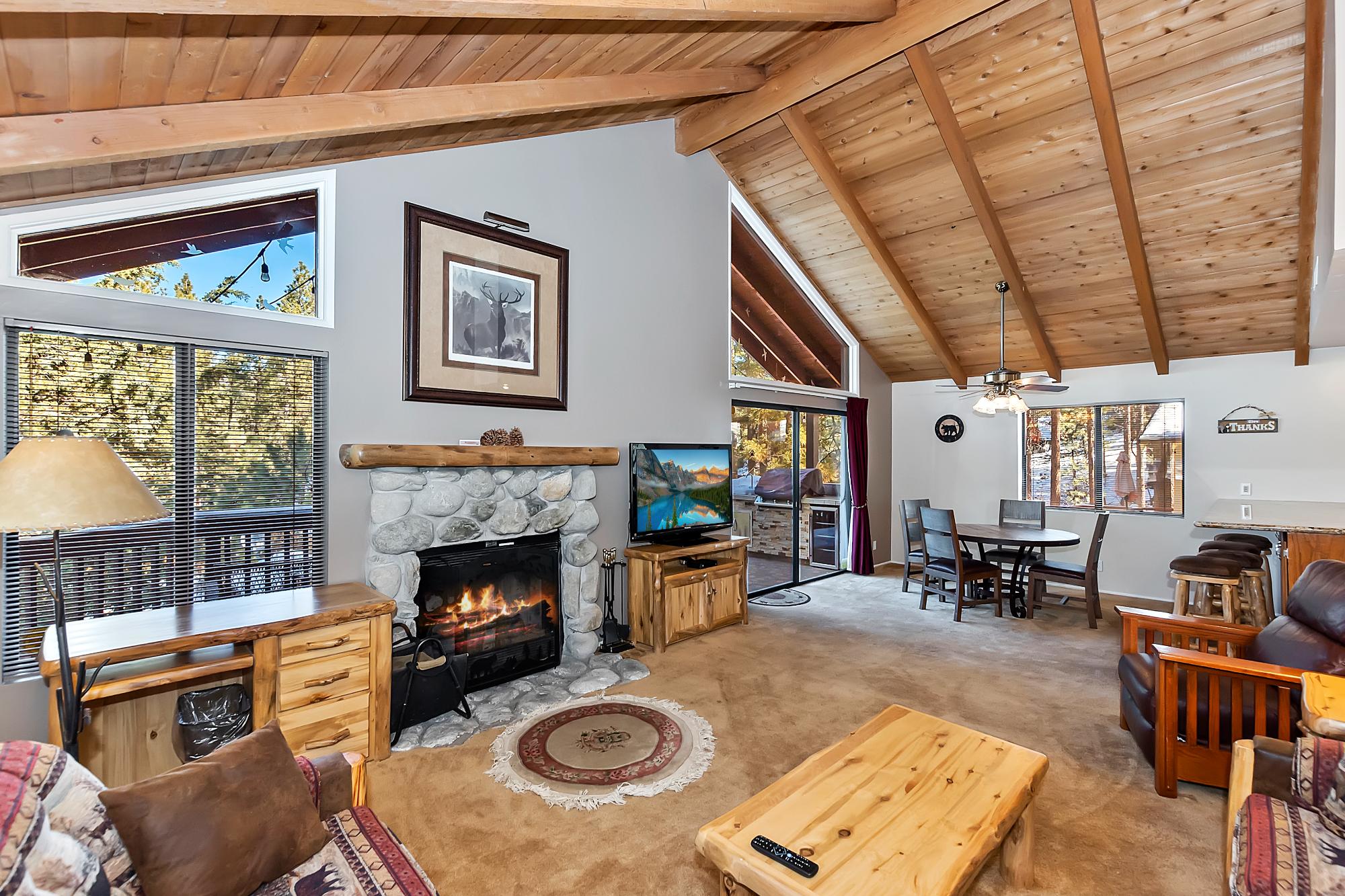 Village Hideaway - Perfectly cozy cabin with a beautiful location, walking  distance to everything! - Big Bear Lake